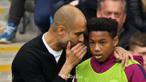 Berita video Manajer Manchester City, Pep Guardiola, tidak hanya memberi instruksi kepada pemainnya tetapi juga kepada ball boy. This video presented by BallBall.