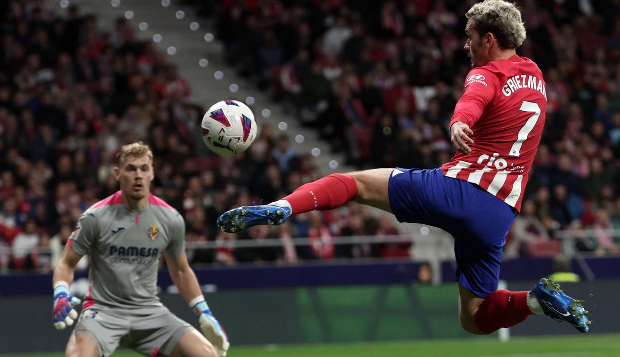 Pemain Atletico Madrid, Antoine Griezmann menjadi pencetak gol terbanyak kedua di Liga Spanyol 2023/2024. Pria berkebangsaan Prancis tersebut tercatat telah mencetak 9 gol dalam 14 laga pada musim ini. Sementara itu, Atletico Madrid kini menghuni peringkat keempat klasemen sementara. (AFP/Thomas Coex)