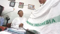 SIAP BERANGKAT: Yasin bersama Harsono menata baju dan perlengkapan yang akan dibawa ke Tanah Suci. (Boy Slamet/Jawa Pos)