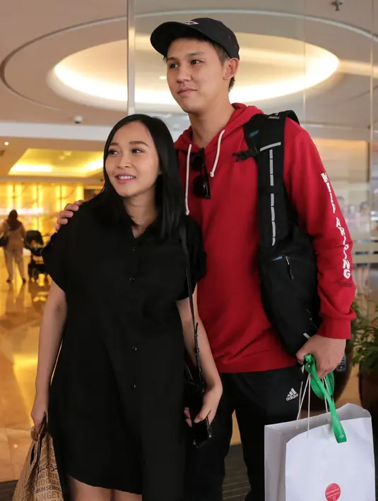 Rinni Wulandari dan Jevin Julian saat ditemui di Rumah Sakit Pondok Indah Jakarta Selatan Kamis (22/2). Senyum kebahagiaan saat akan meninggalkan rumah sakit bersama buah hatinya. (Adrian Putra/Bintang.com)