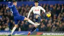 Gelandang Chelsea, Jorginho berebut bola dengan pemain Tottenham Hotspur, Heung Min Son dalam lanjutan ajang Liga Inggris di Stamford Bridge, Rabu (26/2). Tampil sebagai tuan rumah, Chelsea mengalahkan Tottenham Hotspur dengan skor 2-0. (AP/Tim Ireland)