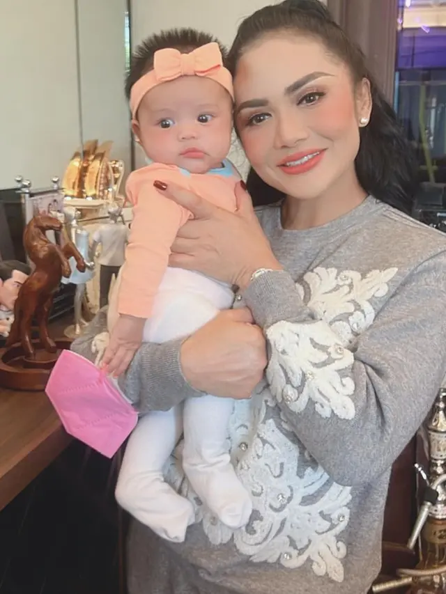Krisdayanti dan Baby Ameena. (Foto: Instagram/krisdayantilemos)