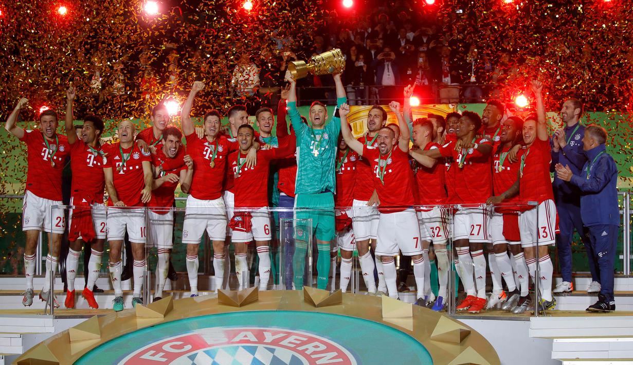 Para pemain Bayern Munchen merayakan gelar juara DFB Pokal setelah mengalahkan RB Leipzig di Stadion Olympic, Berlin, Sabtu (25/5). Munchen menang 3-0 atas Leipzig. (AFP/Odd Andersen)