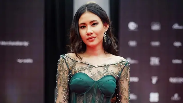 Penampilan Shenina Cinnamon dalam Balutan Kebaya, Makin Elegan