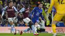 Ben Chilwell baru diturunkan oleh Tuchel dalam ajang Carabo Cup saat melawan Aston Villa (23/9/2021). Kala itu, penampilannya sendiri juga tak terlalu impresif akibat kesulitan dalam membantu Chelsea membangun serangan. (AP/Frank Augstein)