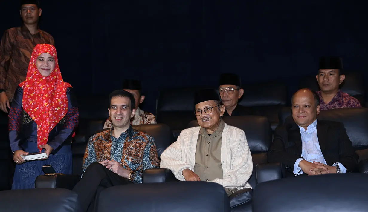 BJ Habibie mengatakan penonton harus menerima bahwa motivasi Pras (Fedi Nuril) melakukan poligami bukanlah karena hawa nafsu melainkan dengan niat ingin membantu wanita tersebut. (Galih W. Satria/Bintang.com)