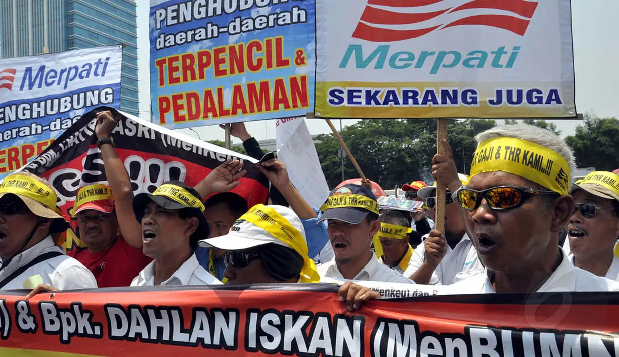 Ratusan karyawan PT Merpati Nusantara Airlines (Persero) mendatangi Gedung DPR Senayan, Jakarta, (16/8/14). (Liputan6.com/Miftahul Hayat)