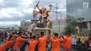 Ogoh-Ogoh diarak saat atraksi Karnaval Seni Budaya Lintas Agama di kawasan Jalan Pemuda  Semarang, Minggu (25/3). Lima ogoh-ogoh yang didatangkan dari Bali ikut memeriahkan acara ini. (Liputan6.com/Gholib)