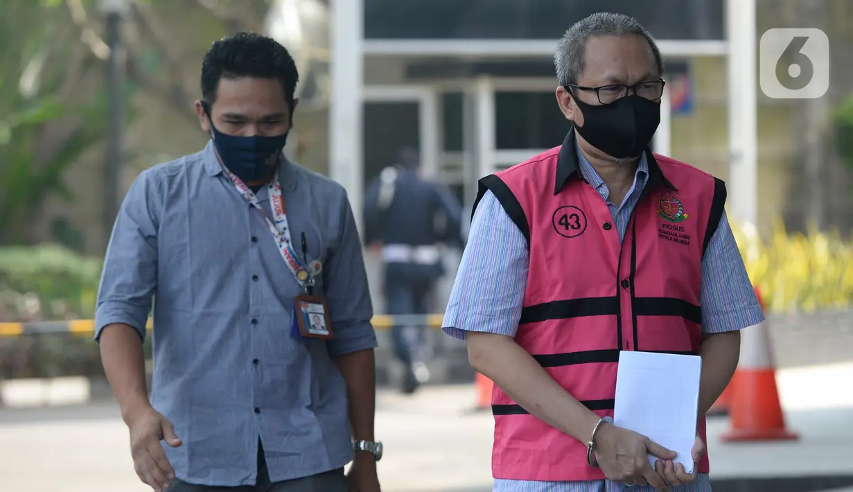 Mantan Dirut PT Danareksa Sekurita, Marciano Herdondrie Herman berjalan masuk akan menjalani pemeriksaan oleh tim penyidik dari Kejaksaan Agung di Gedung KPK, Jakarta, Kamis (25/6/2020). (merdeka.com/Dwi Narwoko)