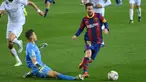 Messi menang dikenal punya dribel ajaib. Dia bisa melakukan gerakan-gerakan sulit dalam ruang sempit untuk melewati lawan. Tapi, dia bukanlah raja dribel yang sesungguhnya. (Foto: AFP/Lluis Gene)