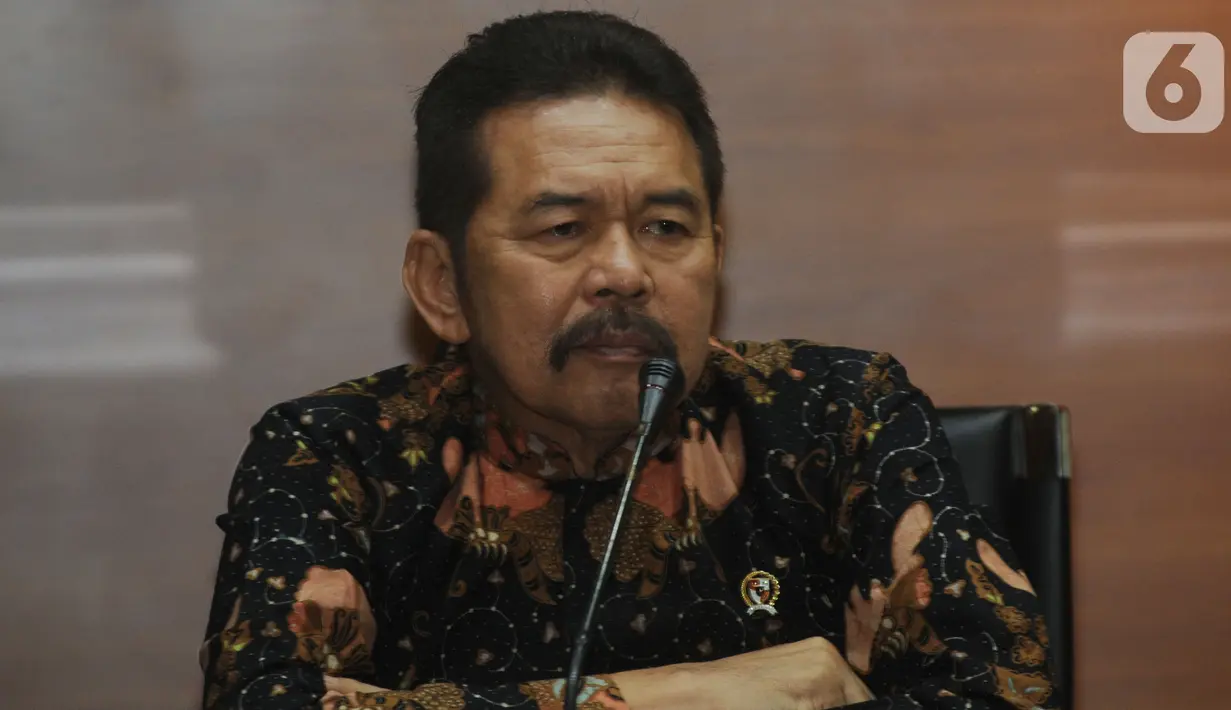 Jaksa Agung ST Burhanudin menyampaikan keterangan kepada wartawan usai melakukan pertemuan dengan pimpinan KPK di Gedung KPK, Jakarta, Jumat (8/11/2019). Pertemuan membahas sinergi dalam penanganan pemberantasan tindak korupsi antara KPK dan Kejaksaan Agung. (merdeka.com/Dwi Narwoko)