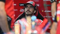 Pembalap MotoGP Italia dari Tim Ducati Lenovo, Francesco Bagnaia, mendengarkan seorang mekanik selama sesi latihan menjelang Grand Prix MotoGP Valencia di sirkuit Ricardo Tormo di Cheste pada 15 November 2025. (Jose Jordan/AFP)