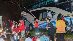 Kecelakaan itu terjadi di Provinsi Prachuap Khiri Khan. Bus itu melakukan perjalanan dari Bangkok ke Provinsi Songkhla di wilayah selatan. (Sawang Rungrueang Rescue22 Foundation via AP)