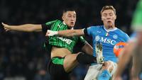 Bek Sassuolo, Jay Idzes, berebut bola dengan penyerang Denmark Napoli nomor 19, Rasmus Højlund, dalam pertandingan Serie A Italia antara Napoli dan Sassuolo di Stadion Diego Armando Maradona, Napoli, pada 17 Januari 2026. (Carlo Hermann / AFP)