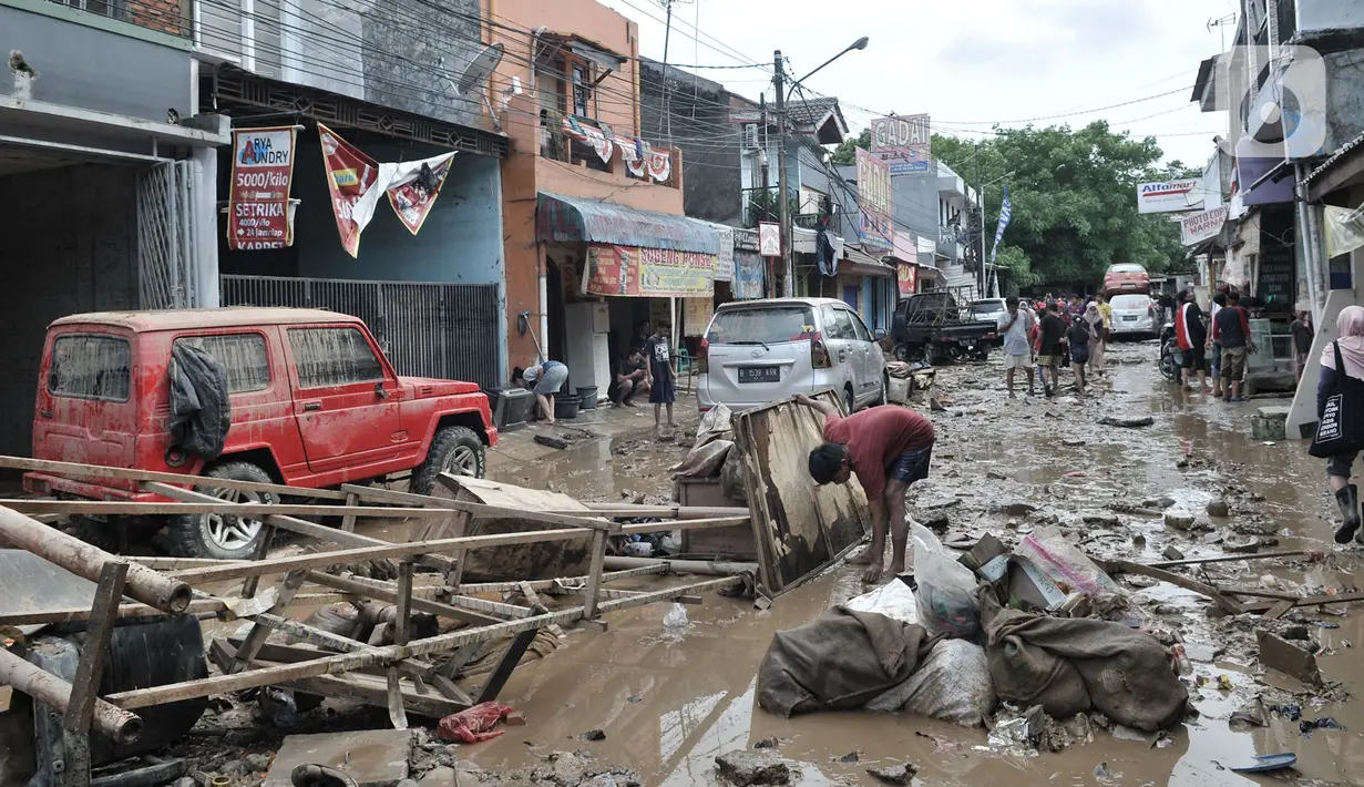 Pemandangan kerusakan usai banjir menerjang Perumahan Pondok Gede Permai, Jatiasih, Kota Bekasi, Jawa Barat, Kamis (2/1/2020). Derasnya terjangan banjir menyebabkan puluhan mobil terbalik dan belasan sepeda motor ringsek akibat terbawa arus. (merdeka.com/Iqbal Nugroho)