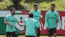 (Dari kiri) Pemain timnas Portugal Bernardo Silva, Joao Palhinha dan Cristiano Ronaldo mengambil bagian dalam sesi latihan di kamp pelatihan "Cidade do Futebol" Portugal di Oeiras, di pinggiran Lisbon, Sabtu (4/6/2022). Portugal akan menjamu Swiss pada matchday 2 Grup 2 UEFA Nations League A 2022/2023, Senin 6 Juni 2022 dini hari WIB di Estadio Jose Alvalade. (CARLOS COSTA / AFP)