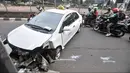 Pengendara sepeda motor tersendat saat melintasi lokasi kecelakaan taksi menabrak tiang di Jalan Ahmad Yani, Jakarta, Rabu (1/8). Kecelakaan menyebabkan kemacetan di jalur lambat persis di sebelah Gerbang Tol Rawamangun. (Merdeka.com/Iqbal Nugroho)