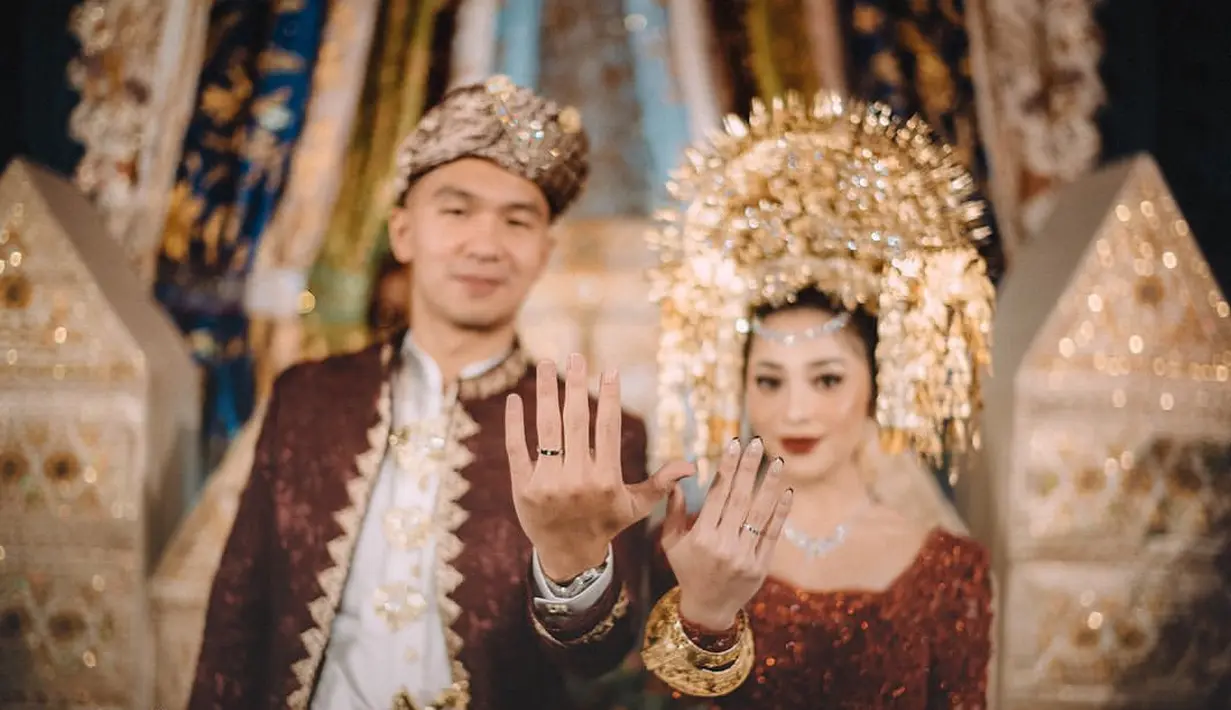 Mengingat kembali momen pernikahan Nikita Willy dan Indra Priawan. Di momen pentingnya ini, Nikita Willy memilih baju adat Minang berwarna merah. [Foto: Instagram/myrnamyura]