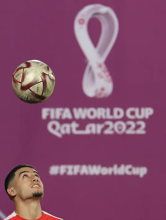 Penyerang Maroko, Anass Zaroury menyundul bola saat sesi latihan latihan jelang menghadapi Prancsi di babak semifinal Piala Dunia 2022 di Stadion Al Duhail SC di Doha pada 13 Desember 2022. Maroko akan bertanding melawan Prancis dalam pertandingan semifinal Piala Dunia 2022 di Stadion Al Bayt, Al Khor, Kamis (15/12/2022) pukul 02.00 WIB. (AFP/Karim Jaafar)