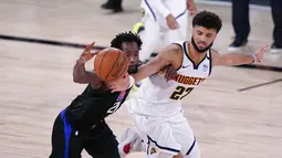 Pebasket Denver Nuggets, Jamal Murray, berebut bola dengan pebasket Los Angeles Clippers, Patrick Beverley pada gim ketujuh semifinal playoff NBA di Lake Buena Vista, Selasa (15/9/2020).  Nuggets menang dengan skor 104-89. (AP/Mark J. Terrill)