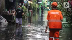 Warga menerobos banjir yang menggenangi lingkungan rumah tempat tinggal mereka di kawasan kecamatan Kebayoran Baru, Jakarta, Senin (25/01/2021). Hujan deras yang mengguyur Jakarta hari ini, Senin (25/1) menyebabkan terjadinya banjir di kawasan permukiman tersebut. (Liputan6.com/Johan Tallo)