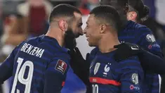 Pemain Prancis Karim Benzema (kiri) merayakan golnya ke gawang Finlandia dengan Kylian Mbappe pada pertandingan sepak bola kualifikasi Grup D Piala Dunia 2022 di Stadion Olimpiade, Helsinki, Finlandia, 16 November 2021. Prancis menang 2-0. (FRANCK FIFE/AFP)