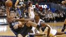 Pemain Orlando Magic, Aaron Gordon (kiri) terjatuh saat berebut bola dengan pemain Golden State Warriors ,Harrison Barnes (kanan) pada lanjutan NBA di Amway Center. Warriors menang 130-114. (Mandatory Credit: Reinhold Matay-USA TODAY Sports)