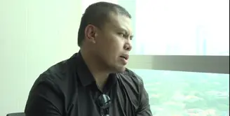 Joko Anwar selama ini dikenal sebagai sutradara, namun dalam Melancholy is a Movment Joko berganti peran, kali ini ia ikut berakting di depan kamera bahkan sebagai pemain utama.