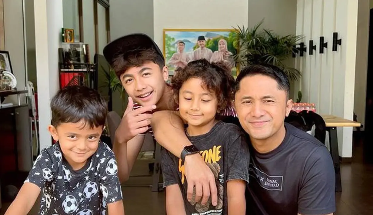 <p>Ketika Bintang berpose dengan adik-adiknya, netizen menilai mereka terlihat kembar. [Foto: instagram.com/hengkykurniawan]</p>