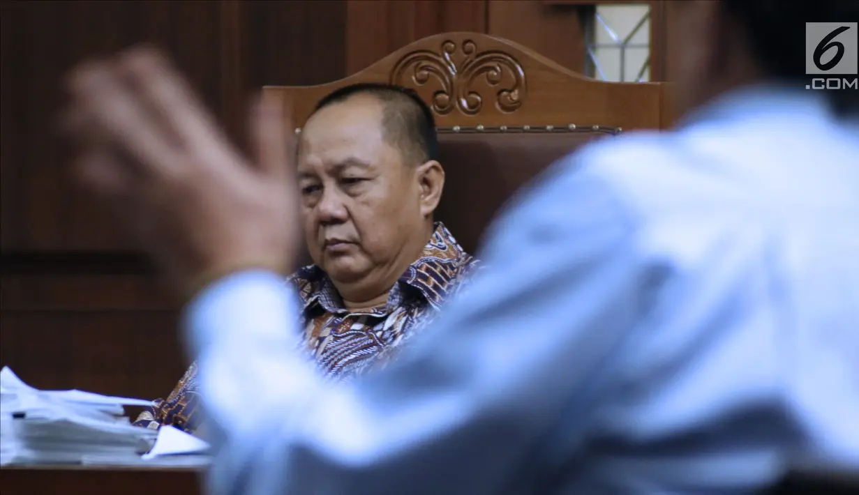 Mantan Kepala BPPN, Syafruddin Arsyad Temenggung saat menjalani sidang lanjutan di Pengadilan Tipikor, Jakarta, Senin (6/8). Sidang mendengar keterangan dua saksi ahli. (Liputan6.com/Helmi Fithriansyah)