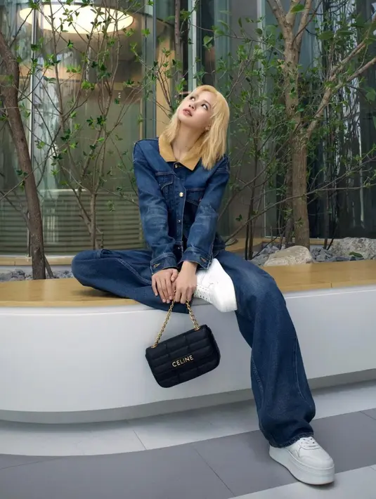 Lisa menggunakan setelan jeans yang cocok dengan tampilan rambutnya. Rapper Blackpink ini sebelumnya tampil dengan rambut berwarna hitam. (Instagram/@lalalalisa_m)