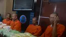 Sejumlah tersangka dan barang bukti narkoba dari Malaysia diperlihatkan saat gelar kasus di kantor BNN, Jakarta Timur, Jumat (6/4). Dari penangkapan, BNN mengamankan barang bukti seberat 28,2 kg sabu dan 21.727 butir ekstasi. (Merdeka.com/Imam Buhori)