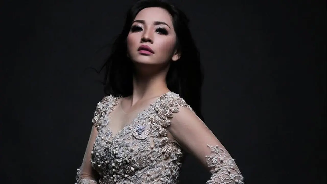 [Bintang] Bikin Wanita Iri, Ini 8 Potret Keseksian Hesti Purwadinata