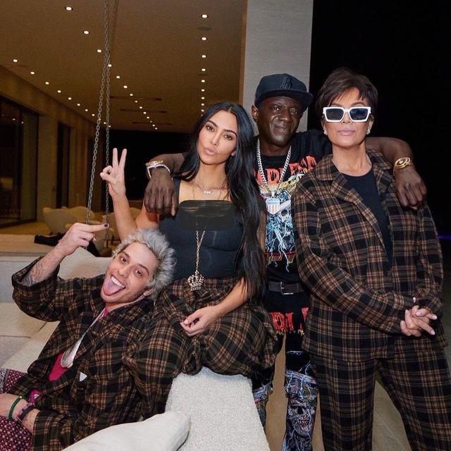 Kim Kardashian ikut merayakan pesta ultah Pete Davidson. (Instagram/ flavorflavofficial)