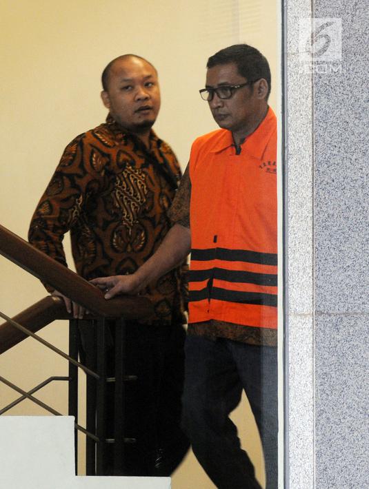 Bupati Tulungagung nonaktif Syahri Mulyo (kanan) bersiap menjalani pemeriksaan di Gedung KPK, Jakarta, Jumat (3/8). Syahri diperiksa sebagai tersangka. (Merdeka.com/Dwi Narwoko)