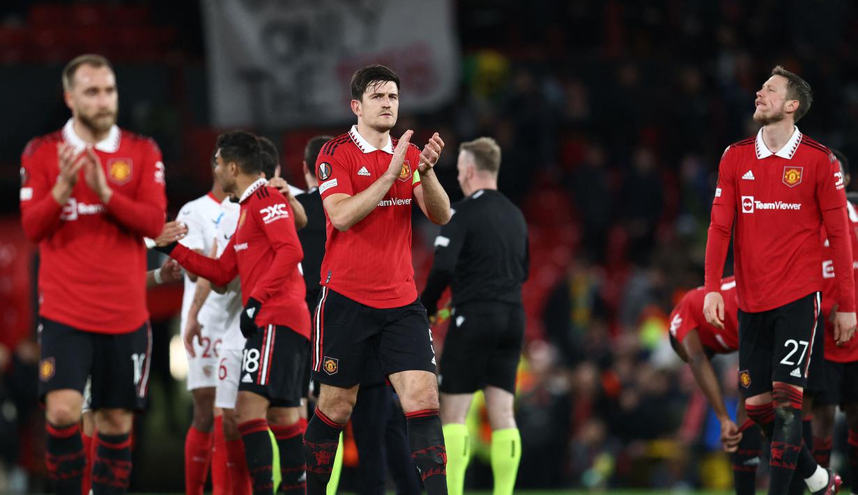 <p>Reaksi kecewa pemain Manchester United, Harry Maguire setelah laga leg pertama perempat final Liga Europa 2022/2023 melawan Sevilla di Old Trafford, Manchester, Jumat (14/04/2023) dini hari WIB. Laga berakhir dengan skor 2-2. (AFP/Darren Staples)</p>
