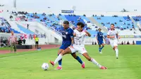 Winger Arema, Marcos Vinicius dihentikan bek Bali United, Tim Geypens dalam laga pekan kedelapan BRI Super League 2026/2027 di Stadion Kanjuruhan, Malang, Sabtu (31/10/2026). (Bola.com/Iwan Setiawan)