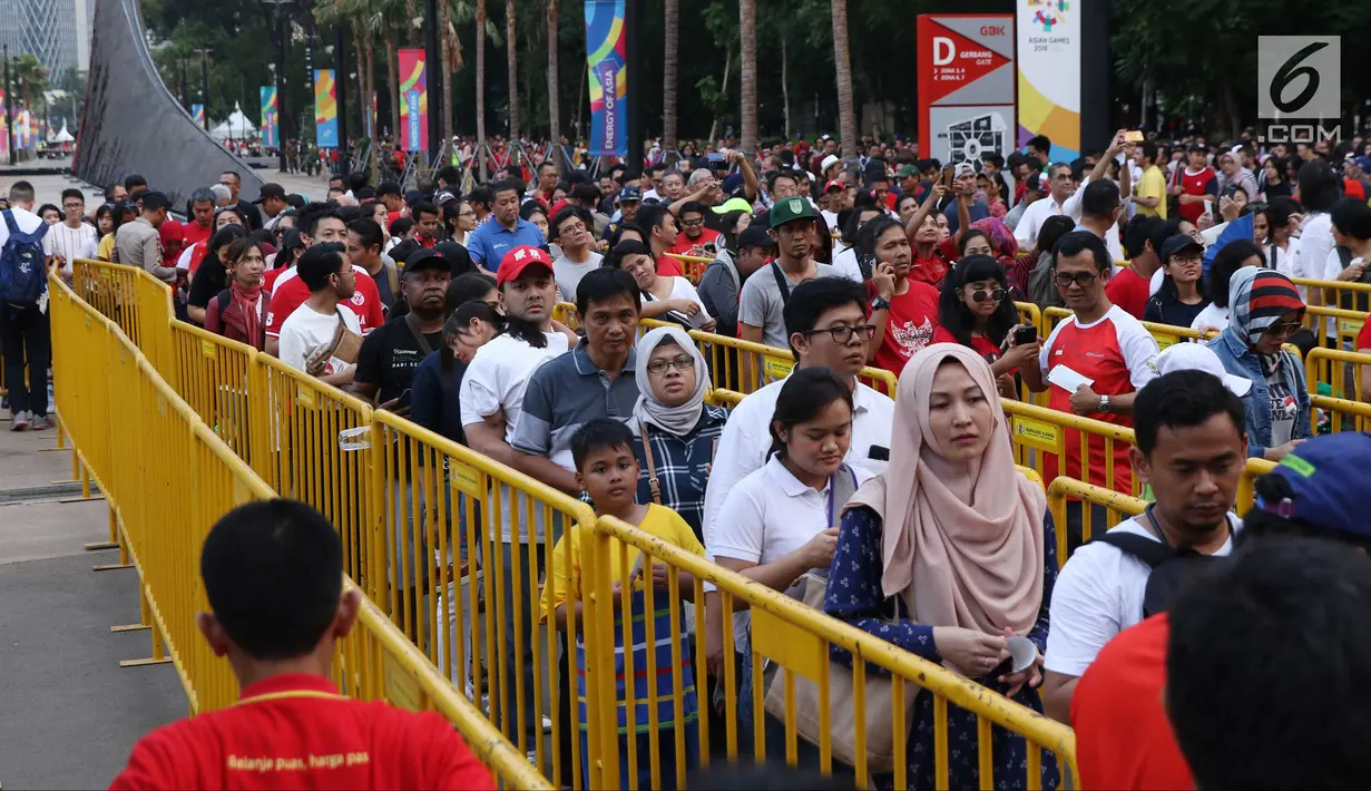 Sejumlah calon penonton antre masuk kawasan Stadion GBK untuk menyaksikan seremoni pembukaan Asian Games 2018, Jakarta, Sabtu (18/8). Asian Games 2018 akan berlangsung hingga 2 September, mendatang. (Liputan6.com/Helmi Fithriansyah)