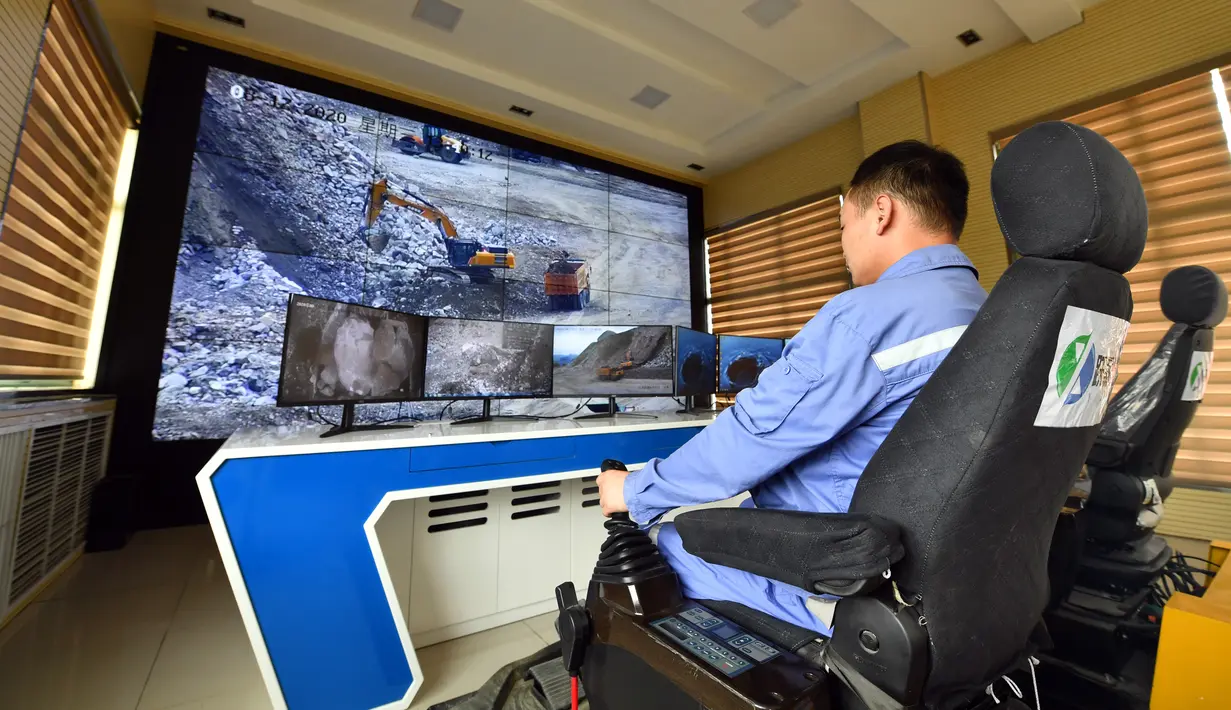 Pekerja mengoperasikan ekskavator nirawak menggunakan sistem kendali jarak jauh di Tambang Sandaozhuang milik China Molybdenum Co., Ltd., Luanchuan, Provinsi Henan, China, 12 Agustus 2020. Sejak 2019, teknologi 5G telah diterapkan dalam operasional Tambang Sandaozhuang. (Xinhua/Li Jianan)