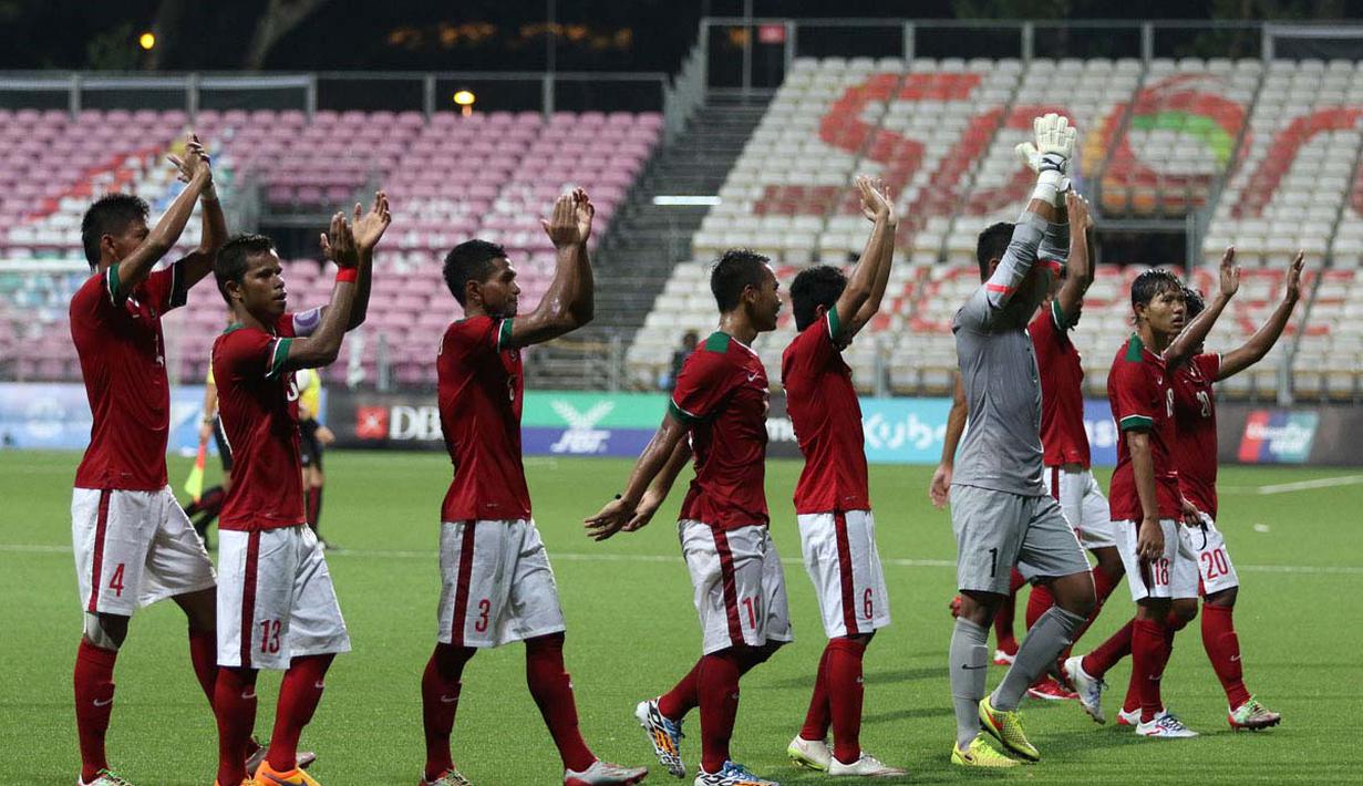 Pemain Indonesia U-23 membalas sambutan dari suporter Indonesia setelah bertanding melawan Kamboja U-23. (Bola.com/Arief Bagus)