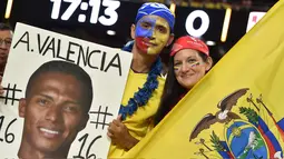 Suporters Ekuador memajang poster Antonio Valencia saat menonton babak penyisihan grup B  antara Ekuador vs Peru pada Copa America Centenario 2016 di Glendale, Arizona, AS, (9/6/2016) WIB. (AFP/Nelson Almeida)
