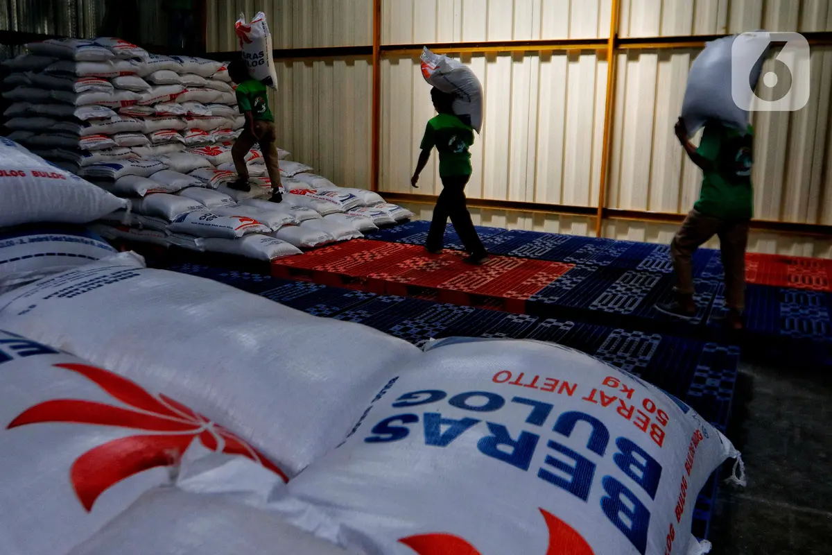 Bulog Gelontorkan 30 Ribu Ton Beras di Pasar Induk Cipinang
