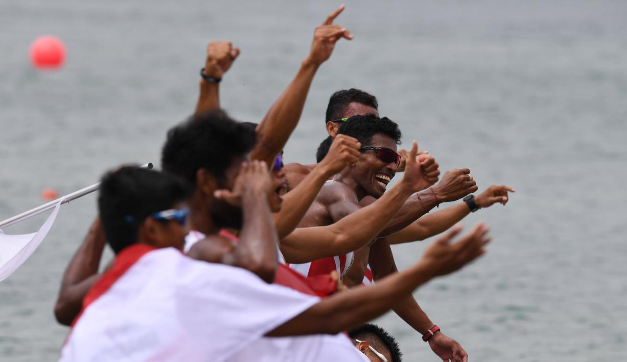 Tim dayung Indonesia melakukan selebrasi usai meraih medali emas pada Asian Games di JSC Lake Jakabaring, Sumatera Selatan, Jumat (24/8/2018). Tim dayung persembahkan emas ke sembilan untuk Indonesia. ANTARA FOTO/INASGOC/Zabur Karuru/nym/18.