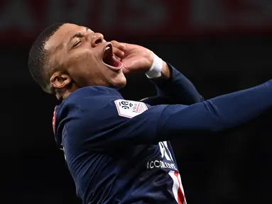 Pemain Paris Saint-Germain (PSG) Kylian Mbappe melakukan selebrasi usai mencetak gol ke gawang Dijon pada pertandingan Liga Prancis di Parc des Princes, Paris, Prancis, Sabtu (29/2/2020). PSG menang 4-0, Mbappe mencetak dua gol dan satu assist. (FRANCK FIFE/AFP)