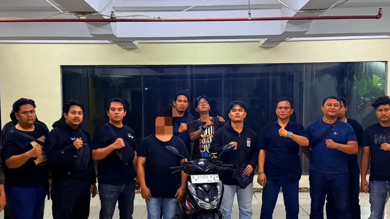 Resmob Polres Metro Depok saat mengamankan tersangka penghadangan dan pengrusakan ambulance di wilayah Depok. (Istimewa)