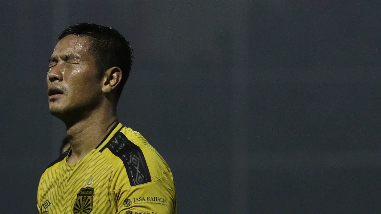 Bek Bhayangkara FC, Jajang Mulyana, kesakitan saat melawan PSIS Semarang pada laga Piala Indonesia. (Bola.com/Yoppy Renato)