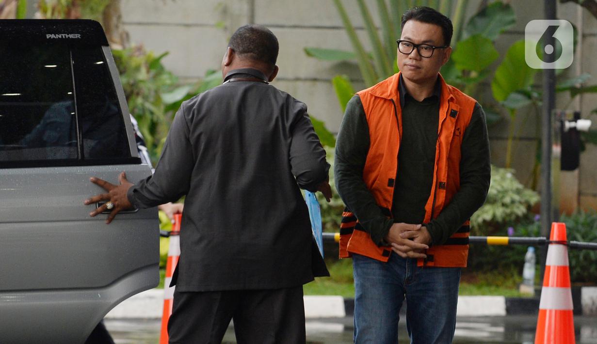 Mantan Direktur Utama Perum Perindo, Risyanto Suanda (kanan) tiba untuk pemeriksaan di Gedung KPK, Jakarta, Senin (20/1/2020). Berkas perkara tersangka Risyanto Suanda terkait kasus dugaan korupsi kuota impor ikan tahun 2019 telah lengkap (P21) dan siap untuk disidangkan. (merdeka.com/Dwi Narwoko)