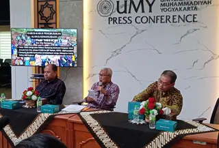 Ketua PP Muhammadiyah, Busyro Muqoddas bersama dan Rektor UMY, Achmad Nurmandi (Kanan) saat press conference bencana sumatera. (Liputan6.com/Kukuh Setyono)