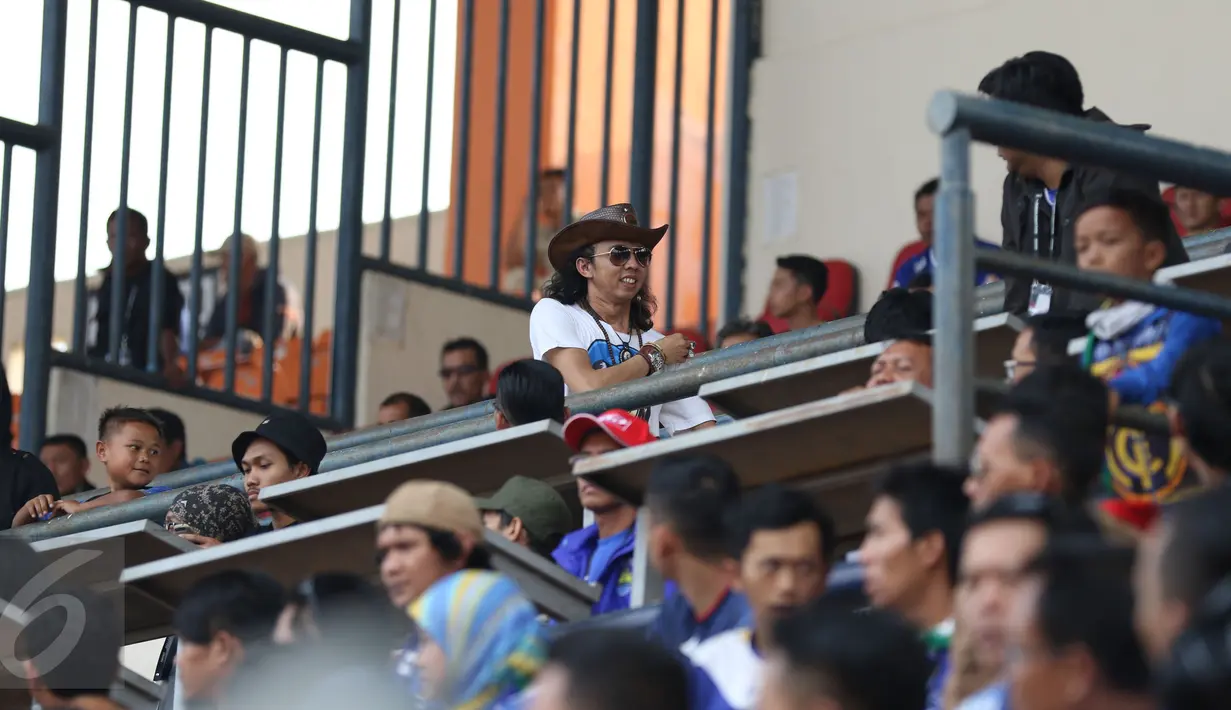 Pemeran Bos Jamal, Ikang Sulung melintasi tribun Barat Stadion Si Jalak Harupat, Bandung, Minggu (9/6/2015). Kedatangan suporter untuk menyaksikan laga Persib melawan Persebaya Utd di lanjutan Grup A Piala Presiden 2015. (Liputan6.com/Helmi Fithriansyah) 