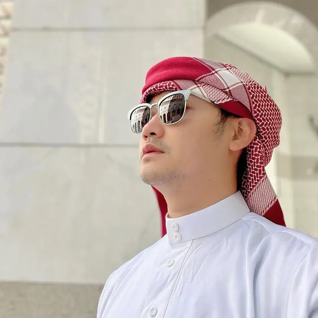 6 Potret Angga Wijaya Umrah Usai Cerai Dari Dewi Perssik, Unggah Foto Bareng Kekasih